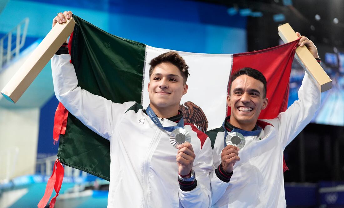 Los mexicanos Osmar Olvera y Juan Celaya ganan plata en clavados; “Los chinos no son invencibles”. AP/Lee Jin-man