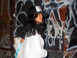 Rihanna conquista Nueva York con minivestido y cárdigan de lujo