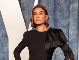 Hailey Bieber presume su derrière con minivestido de sirena en sesión