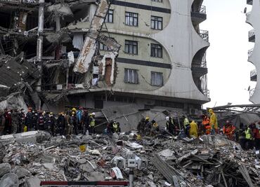 México ofrece apoyo a Turquía y Siria tras terremoto que dejó miles de muertos