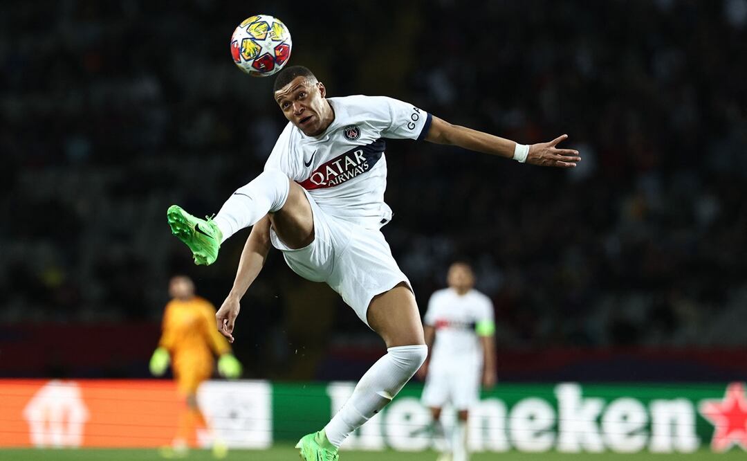 Mbappé se convierte en el héroe del PSG tras anotar dos de los cuatro goles contra el Barcelona. Foto: AFP