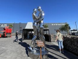 Cómo es y qué hay en AREA15, el distrito de arte y entretenimiento de Las Vegas