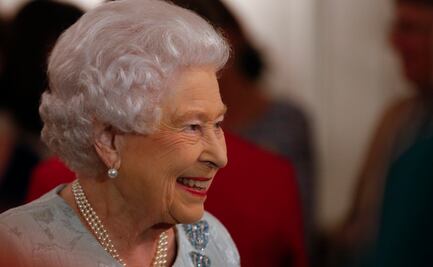 Las veces que la reina Isabel II rompió sus protocolos reales