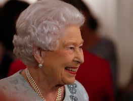 Las veces que la reina Isabel II rompió sus protocolos reales