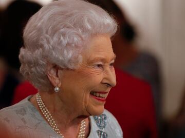 Las veces que la reina Isabel II rompió sus protocolos reales