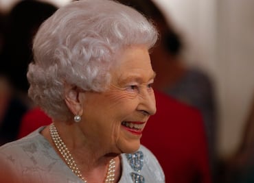 Las veces que la reina Isabel II rompió sus protocolos reales