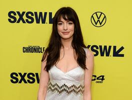 Anne Hathaway y el minivestido brillante con el que se robó las miradas en Austin
