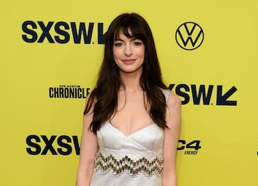 Anne Hathaway y el minivestido brillante con el que se robó las miradas en Austin