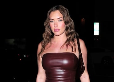 Stassie Karanikolaou presume curvas de 'infarto' con minivestido verde
