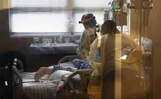 Ante falta de personal, hospitales de EU avalan que contagiados trabajen