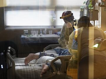 Ante falta de personal, hospitales de EU avalan que contagiados trabajen