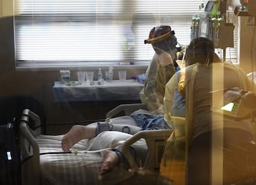 Ante falta de personal, hospitales de EU avalan que contagiados trabajen