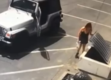 Video. Mujer tira a perros recién nacidos a la basura en Coachella