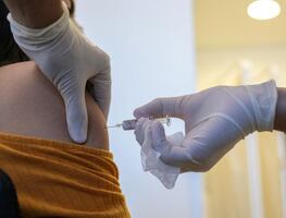 Empleado de salud de EU sufre fuerte reacción alérgica a vacuna de Pfizer