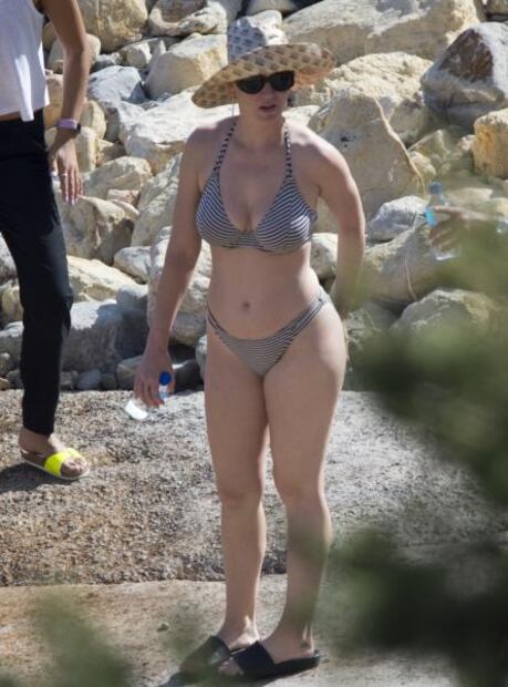 Katy Perry en bikini luce más curvilínea que nunca