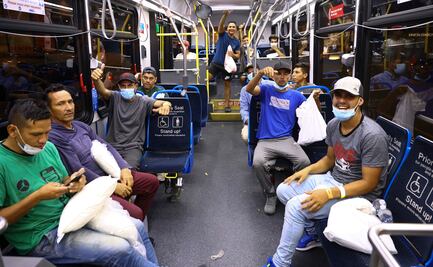 Chicago acoge a inmigrantes enviados en autobús por gobernador de Texas