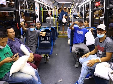 Chicago acoge a inmigrantes enviados en autobús por gobernador de Texas