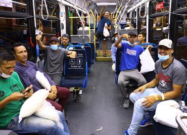 Chicago acoge a inmigrantes enviados en autobús por gobernador de Texas