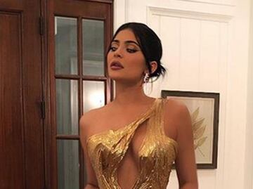 Kylie Jenner impacta con ‘vestido de oro’ en boda de Hailey y Justin Bieber