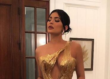 Kylie Jenner impacta con ‘vestido de oro’ en boda de Hailey y Justin Bieber