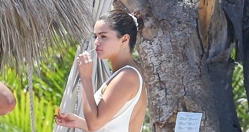 Selena Gomez deslumbra con traje de baño blanco en Nayarit, México