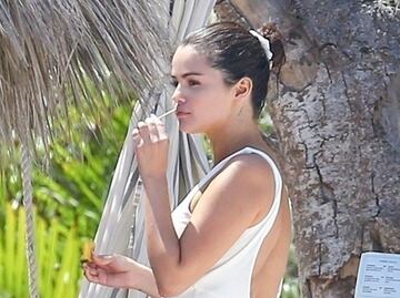 Selena Gomez deslumbra con traje de baño blanco en Nayarit, México
