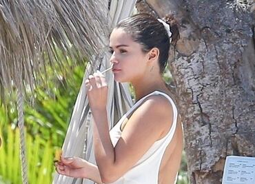 Selena Gomez deslumbra con traje de baño blanco en Nayarit, México