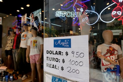 ¿Por qué Argentina devaluó un 50% su moneda?