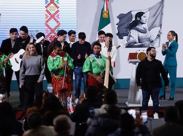 "México también se escribe con M de migrante", dice Sheinbaum en el Día Internacional del Migrante