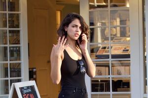 Eiza González presume silueta esbelta por Studio City con conjunto negro