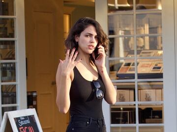 Eiza González presume silueta esbelta por Studio City con conjunto negro
