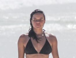 Michelle Rodriguez presume sus curvas de impacto con microbikini Tulum