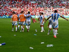Argentina cae en un final surrealista en debut de Juegos Olímpicos; Messi se queja