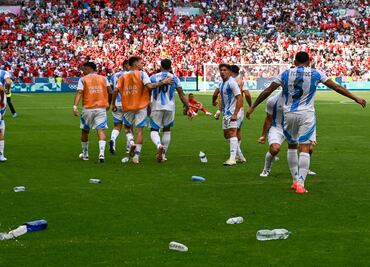 Argentina cae en un final surrealista en debut de Juegos Olímpicos; Messi se queja