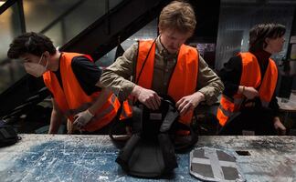 Jóvenes, ancianos y hombres sin experiencia militar buscan pelear en Ucrania