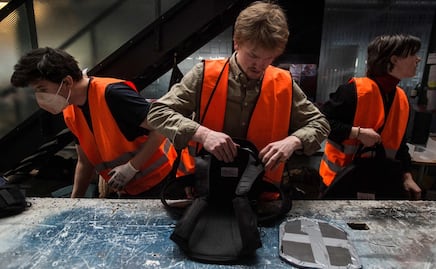 Jóvenes, ancianos y hombres sin experiencia militar buscan pelear en Ucrania