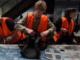 Jóvenes, ancianos y hombres sin experiencia militar buscan pelear en Ucrania