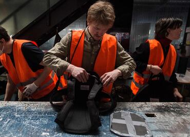 Jóvenes, ancianos y hombres sin experiencia militar buscan pelear en Ucrania