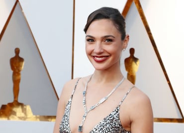 Gal Gadot deslumbra con minifalda y selfie frente al espejo