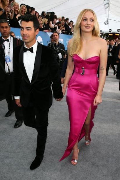 Sophie Turner delinea su figura con vestido rosa en los SAG