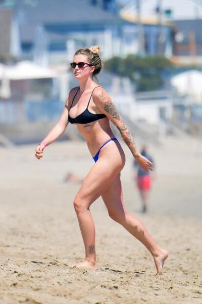 Ireland Baldwin cautiva con diminuto bikini en playa de Malibú