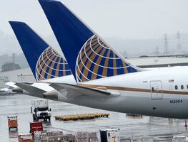 Pasajera de United Airlines da a luz en pleno vuelo hacia Estados Unidos