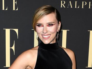 Scarlett Johansson delinea su silueta con vestido negro en Beverly Hills