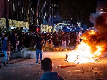 Varios heridos por disparos de la policía en protestas anticovid en Róterdam