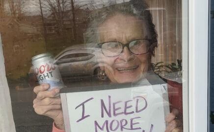 Mujer de 93 años recibe 150 latas de cerveza para la cuarentena tras volverse viral