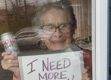 Mujer de 93 años recibe 150 latas de cerveza para la cuarentena tras volverse viral