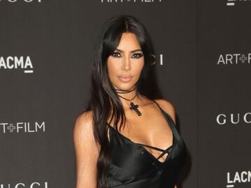 Kim Kardashian deslumbra con vestido ajustado junto a Fergie