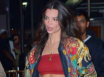 Emily Ratajkowski pasea en minivestido rosa por Los Ángeles