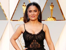 Salma Hayek se luce en diminuto bikini amarillo y presume orgullosa sus canas