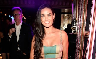 Demi Moore deja poco a la imaginación con atuendo transparente a los 61 años